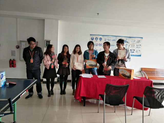 牧童水上樂園設備“用撲克牌玩加減乘除24”活動，比比誰更快！ 