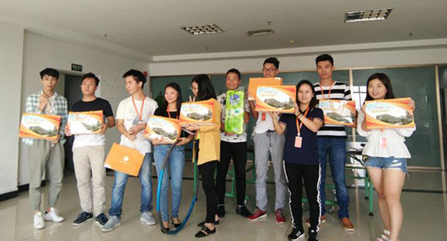 牧童水上樂園設備：味呼啦圈大賽 齊心協(xié)力樂融融 