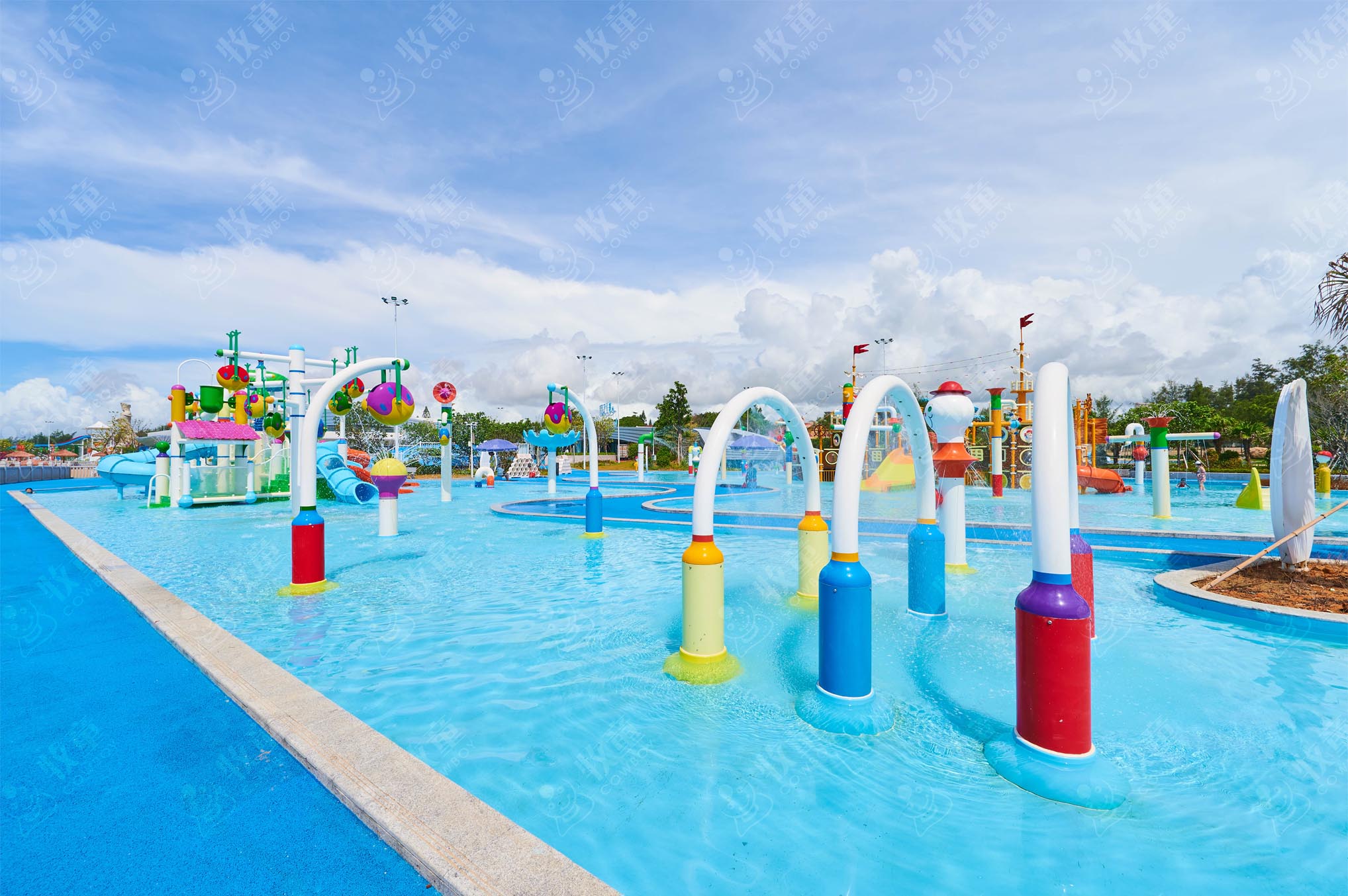 水上樂園滑滑梯型玩樂設備！